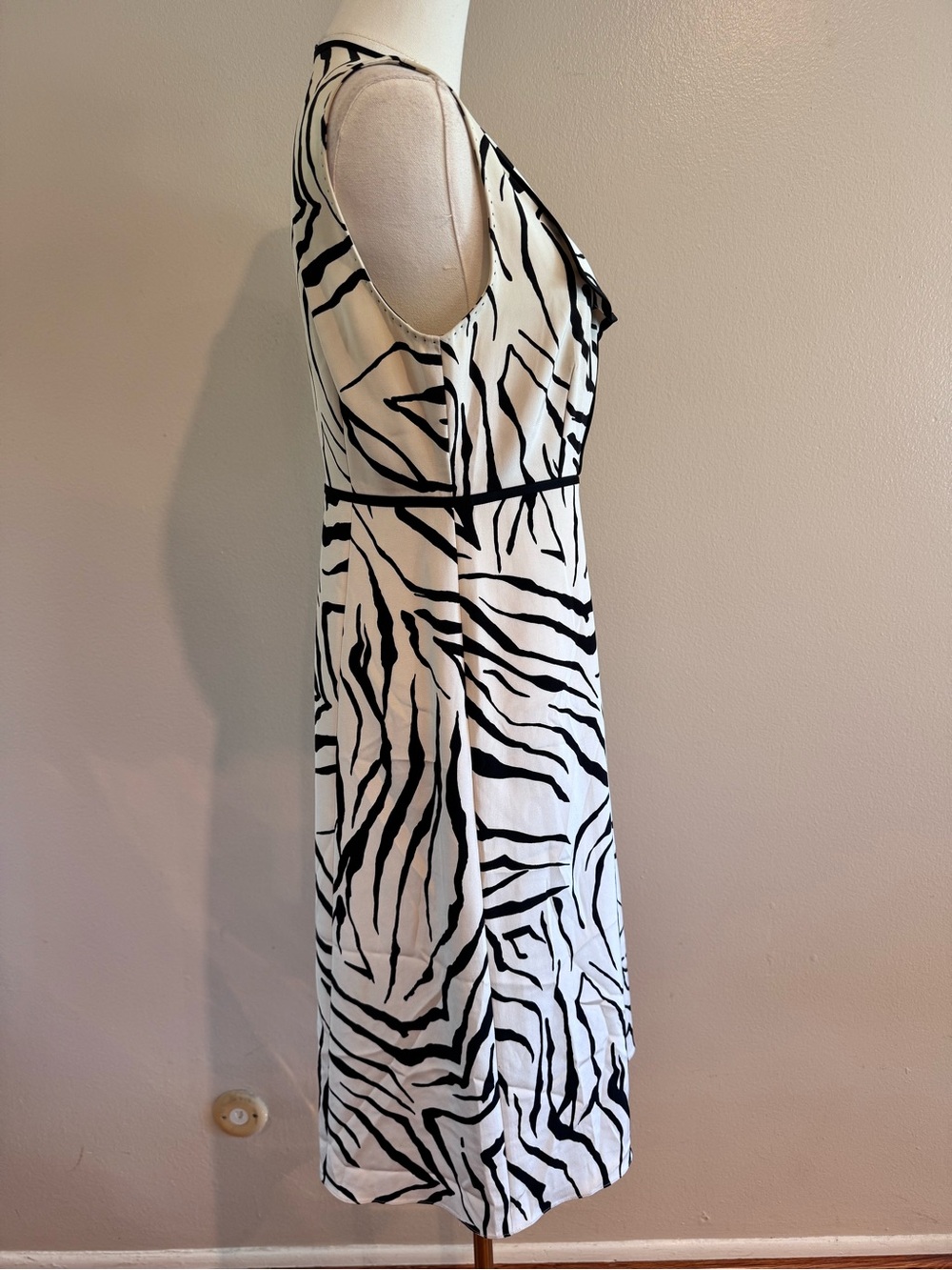 Elie Tahari 95% Silk Zebra Print Midi Dress Estimated Size 8 - Picture 4 of 10
